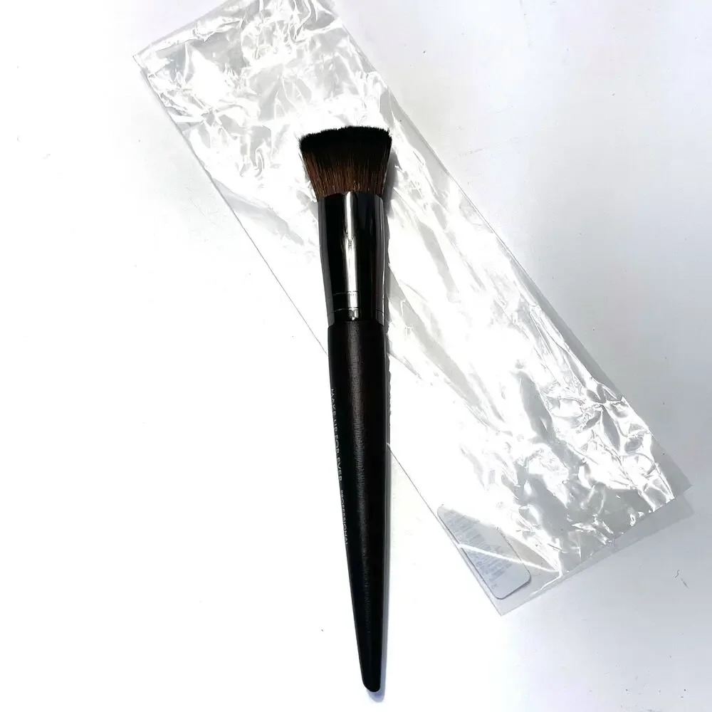 MAKE UP FOR EVER New Buffer Straight & Wavy Brush 154